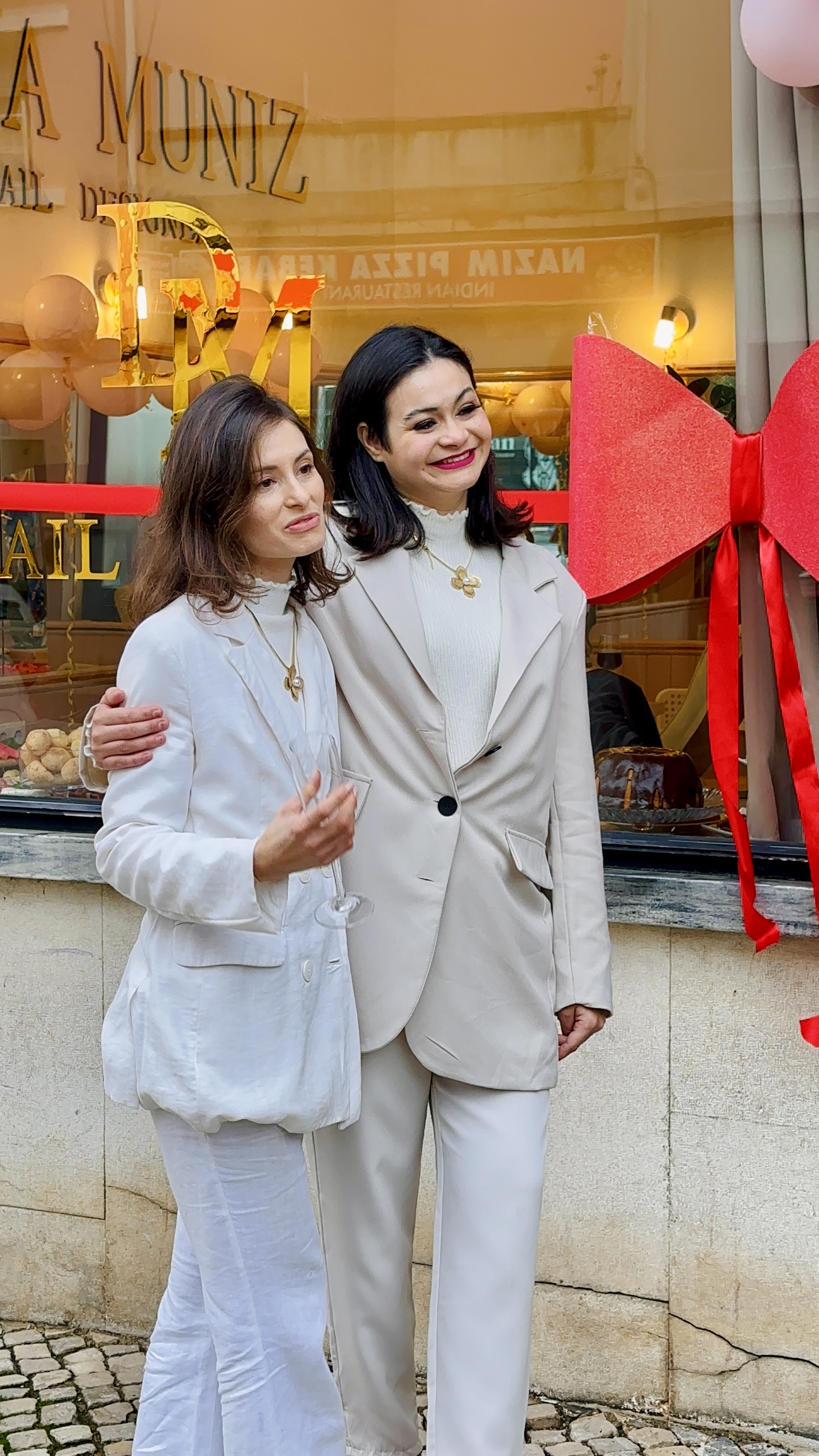 Mika e Mirian Muniz em frente ao estúdio Dona Muniz.
